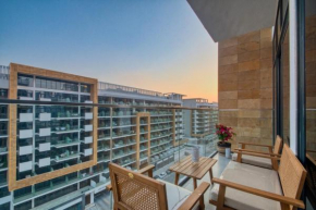 Dream Inn - 2 Bedroom Apartment with Balcony & Pool Access, Azizi Riviera